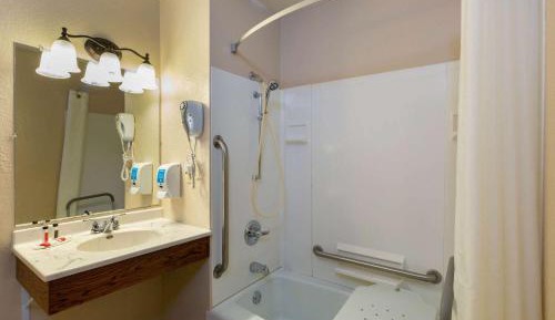 Queen Room - Mobility Access/Non-Smoking