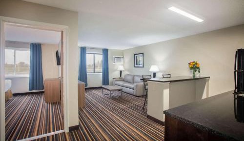 One-Bedroom Deluxe King Suite - Non-Smoking