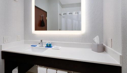 King Room - Hearing Accessible - Roll-in Shower