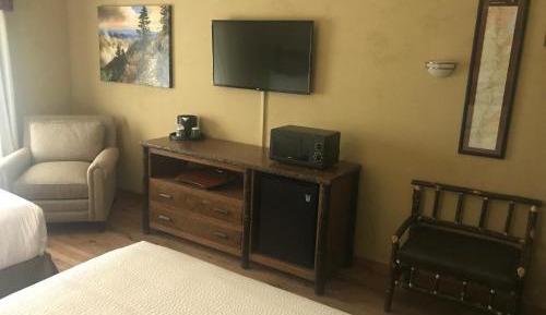 Queen Room with Two Queen Beds - Balcony/ Parkway View