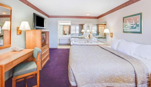 Lakefront Deluxe King Room with Spa Bath - Non-Smoking