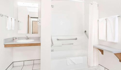 Queen Room - Mobility Access/Non-Smoking