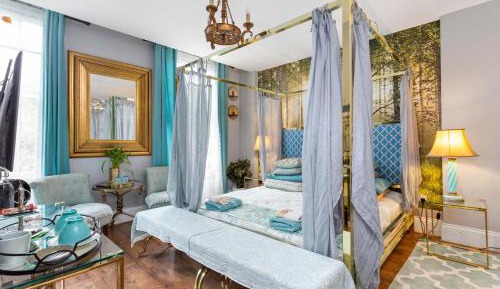 Superior Double Room with Four Poster Bed