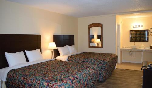 Deluxe Queen Suite