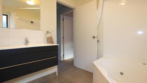 Premium One-Bedroom Apartment with Spa Bath