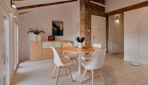 Apartment with Mountain View