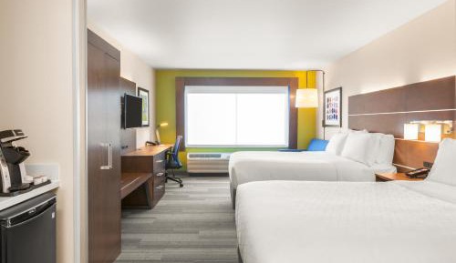 Queen Suite with Two Queen Beds and Single Sofa Bed - Communications Accessible