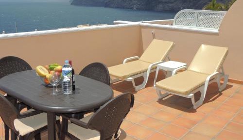 One-Bedroom Apartment with Sea View