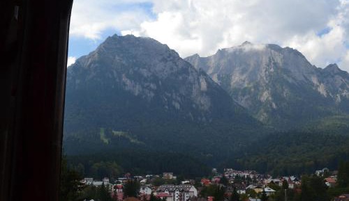 Apartment with Mountain View