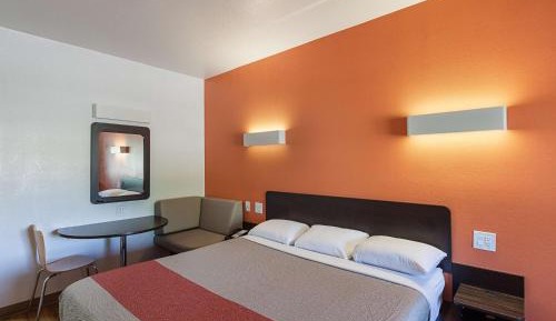 Deluxe King Room - Non-Smoking
