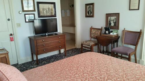 Queen Room with Garden View