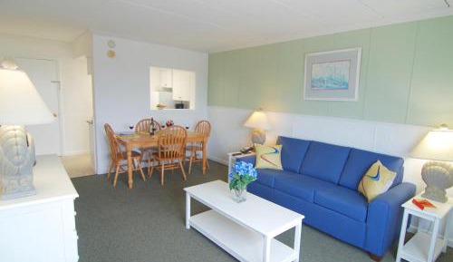 Queen Suite with Balcony - Main Building