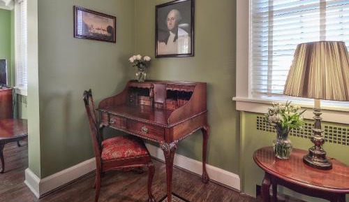 Queen Room with Twin Bed