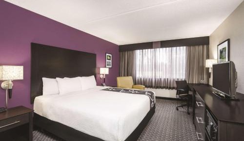 King Room with Bath Tub - Mobility Accessible/Non-Smoking