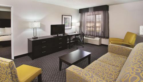 One-Bedroom Deluxe Family Suite - Non-Smoking