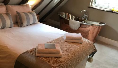 Deluxe Double Room with Bath In The Bedroom