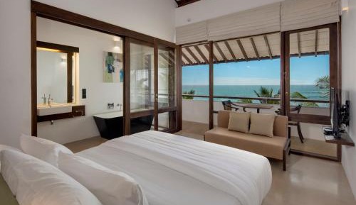 Deluxe King Room with bathtub in Ocean view wing