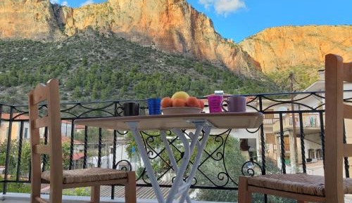 Apartment with Mountain View