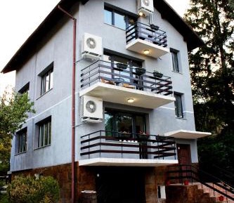 Apartment with Mountain View