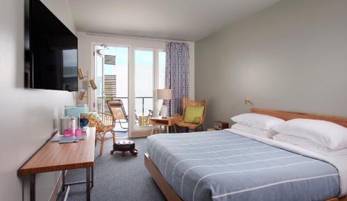 Poolside King Room with Patio/Balcony