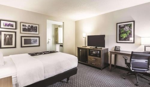 1 Full Bed, Mobility/Hearing Accessible Room, Bathtub w/ Grab Bars, Non-Smoking