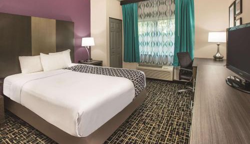 Queen Room with Mobility/Hearing Access - Non-Smoking