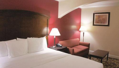 King Suite - Non-Smoking