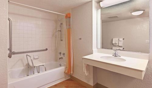 1 King Bed, Mobility Accessible Room, Tub w/Grab Bars, Non-Smoking