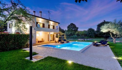 Apartment with Pool View 
