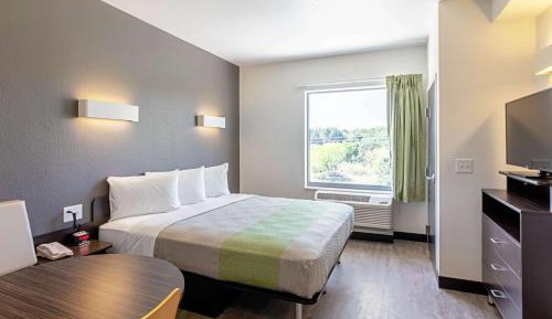 Deluxe King Room - Non-Smoking