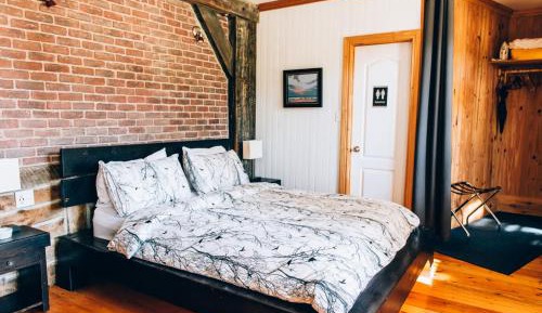 Deluxe Queen Suite