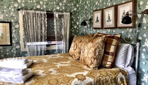 Standard Double Room with Shared Bathroom