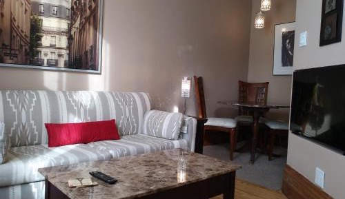 Deluxe Queen Suite