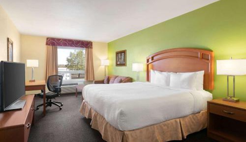 Deluxe King Suite - Non-Smoking