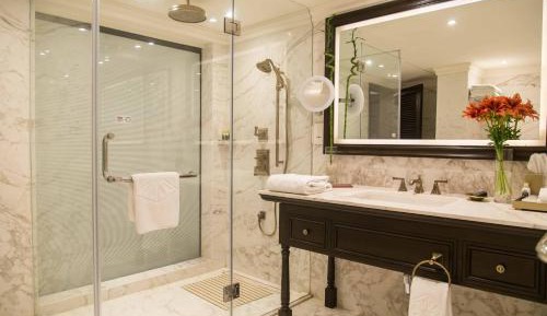 Luxury Suite with One way Airport Transfers and Club Lounge access