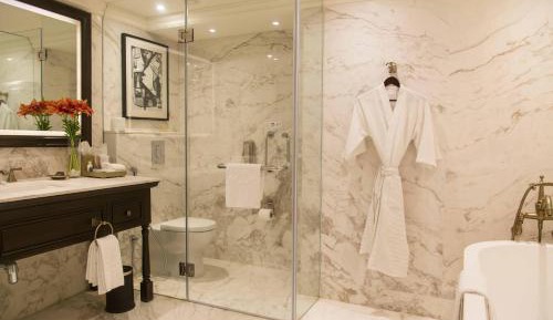 Premium Suite 1 Bedroom with One way Airport Transfers and Club Lounge access
