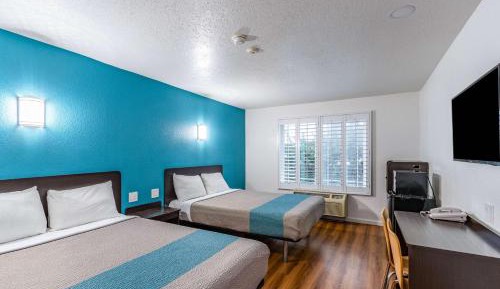 Queen Room with Two Queen Beds - Disability Access - Non-Smoking