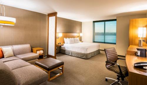 King Suite with Sofa Bed and Roll-In Shower - Disability Access