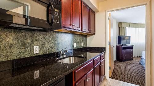 One-Bedroom Queen Suite with Sofa Bed - Non-Smoking