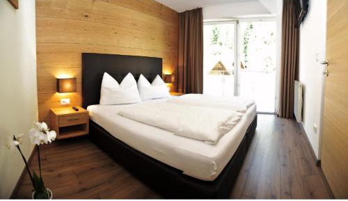 Deluxe One-Bedroom Apartment