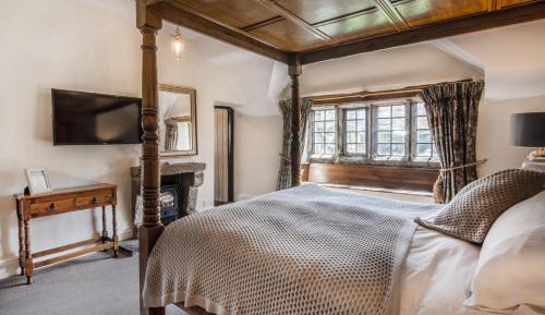 Old Hall Four Poster with Fireplace