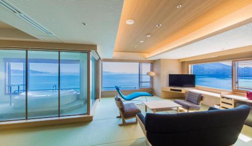 Suite with View Bath and Ocean View
