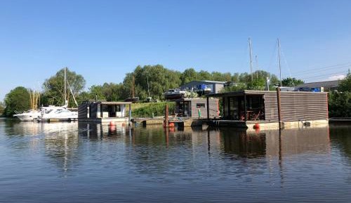 Houseboat One-Bedroom 05