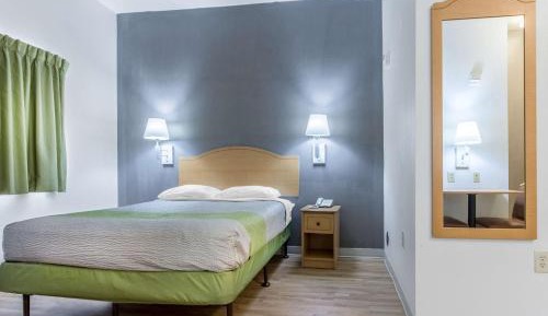 Deluxe Queen Room - Non-Smoking