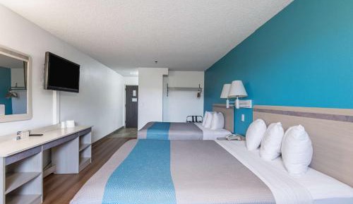 Deluxe Queen Room with Two Queen Beds - Non-Smoking