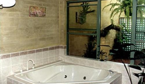 Queen Suite with Spa Bath