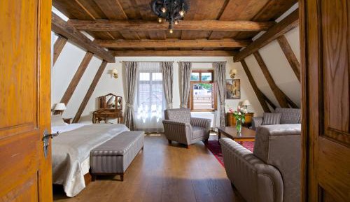 3-Bedroom Atelier Apartment with Terrace