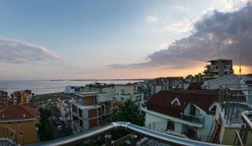 One-Bedroom Apartment with Balcony