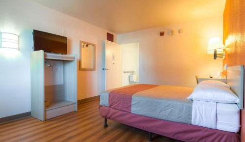 Deluxe Queen Room - Non-Smoking