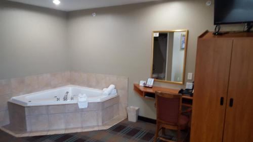 Superior Queen Suite with Spa Bath -Non-Smoking